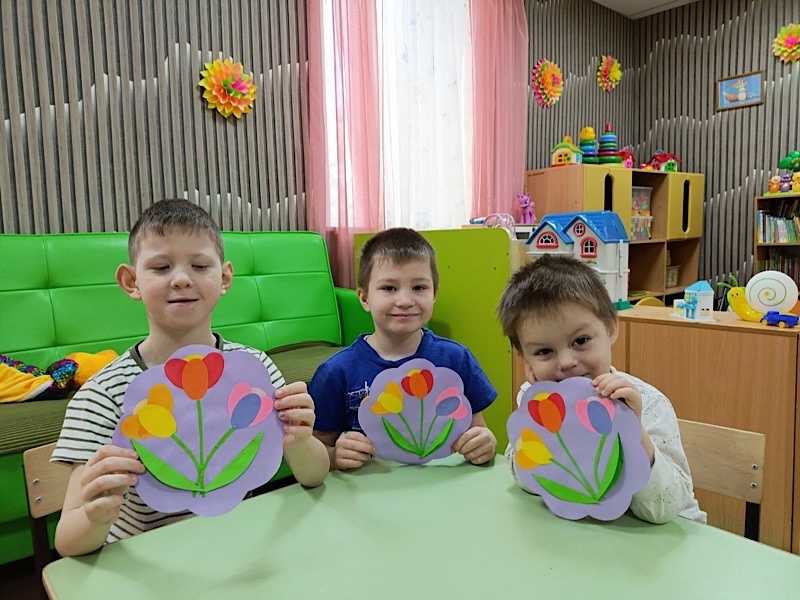 В преддверии праздника с ребятами младшей группы было организовано творческое занятие по изготовлению праздничных открыток