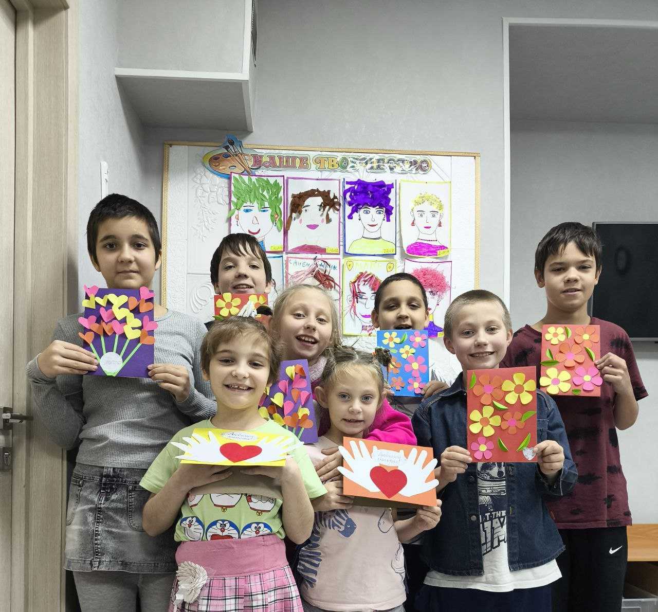 Воспитатели помогли ребятам воплотить свои идеи в жизнь, организовав и проведя замечательный мастер-класс «С любовью для мамы»