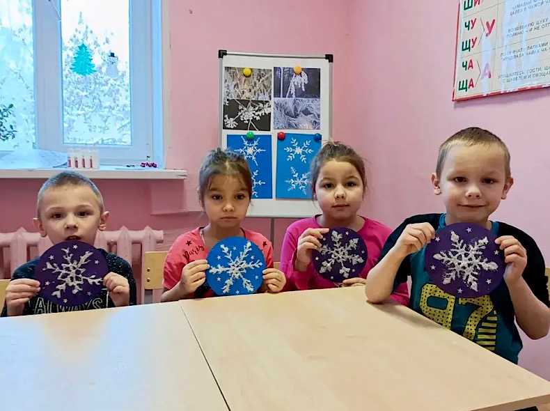 Сегодня в младшей группе царила атмосфера настоящего творчества, ребятами освоили необычную технику рисования, которая позволила им создать волшебные снежинки