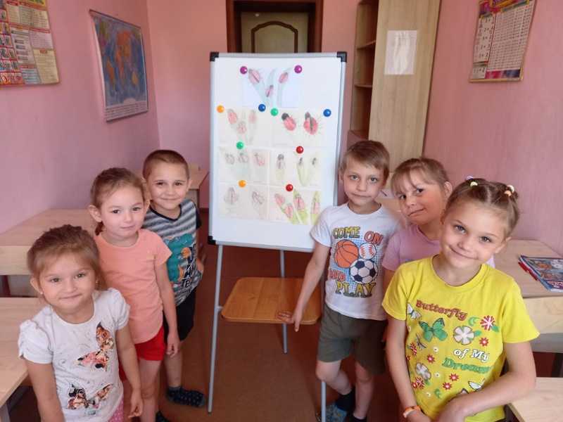 Малыши учились рисовать божьих коровок