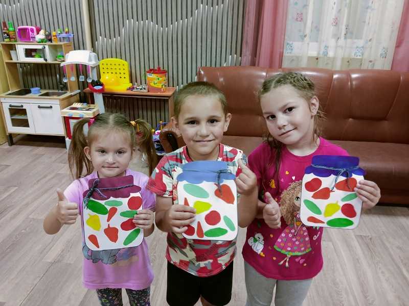Ребята младшей группы делали заготовки на зиму