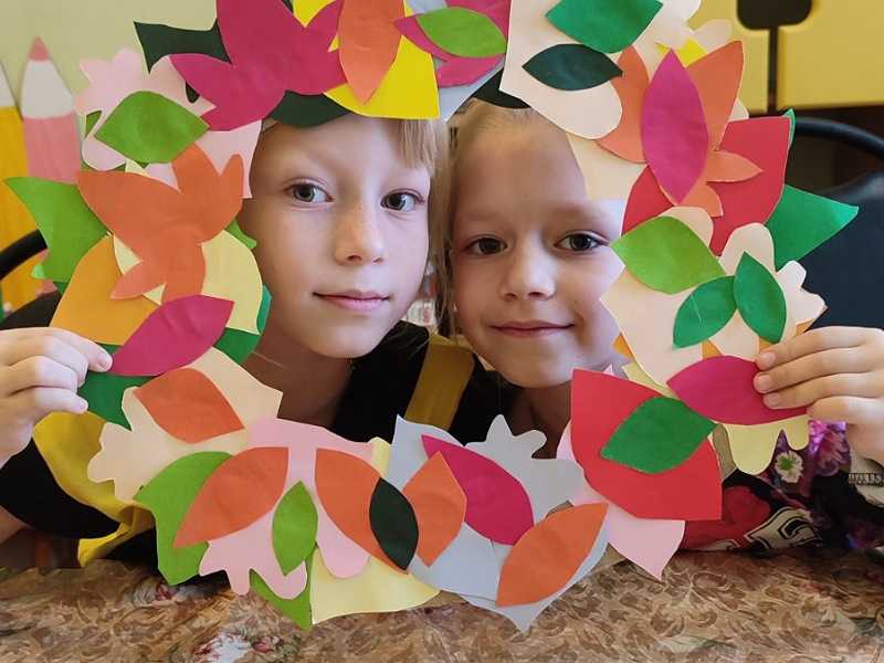 Венок из бумажных осенних листьев ь