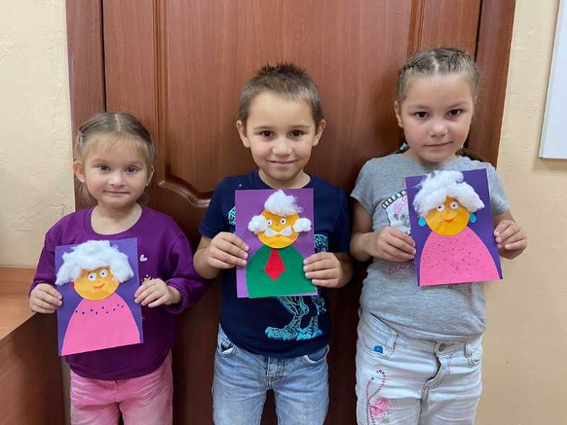 Поздравительные открытки сделали ребята ко Дню пожилого человека