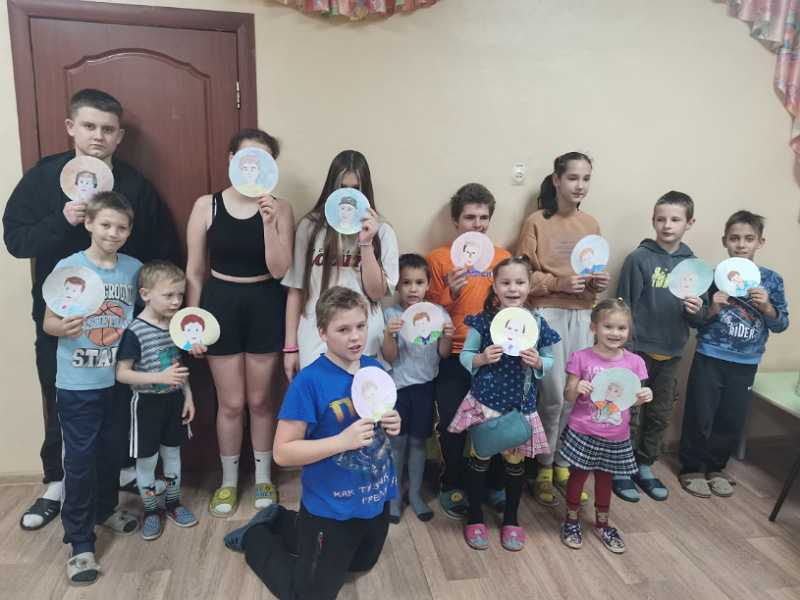 В рамках празднования Дня отца в Центре ребята нарисовали портреты своих пап 
