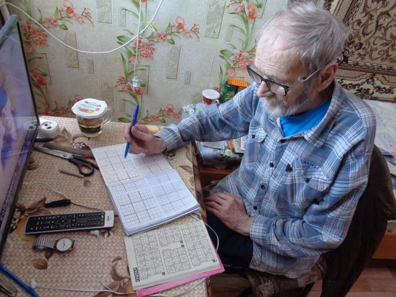 Любовь к кроссвордам, сканвордам и судоку.