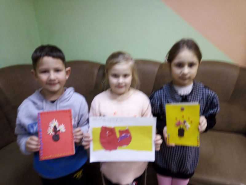 Есть в нашем мире слово вечное Короткое, но самое сердечное. Оно прекрасное и доброе, Оно простое и удобное. Оно душевное, любимое, Ни с чем на свете не сравнимое МА- МА!