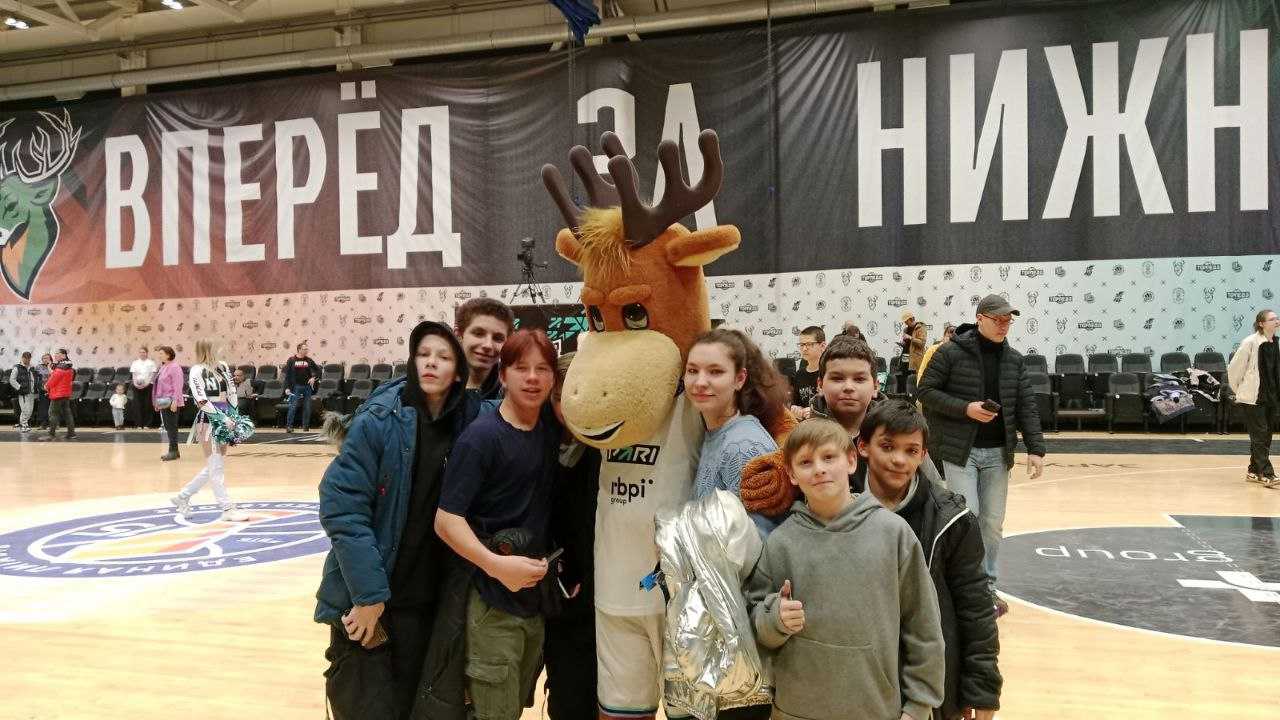 Мы продолжаем поддерживать нашу баскетбольную команду