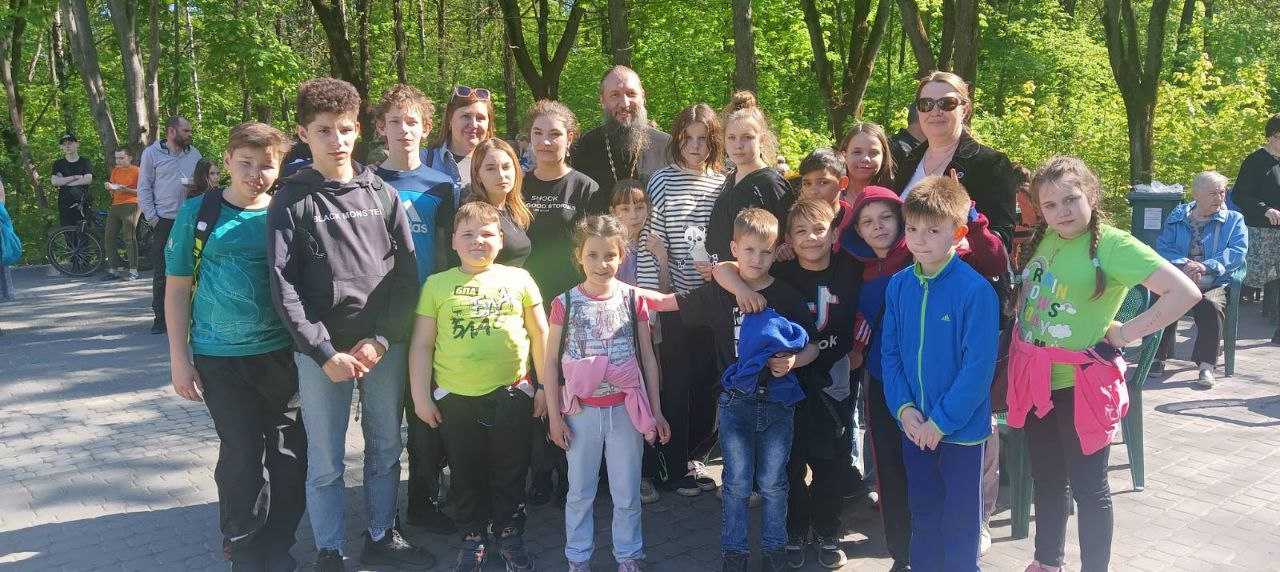 День жен-мироносиц ребята провели в парке 
