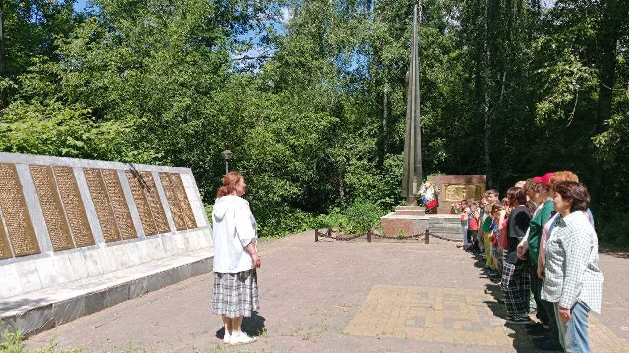 В преддверии дня памяти и скорби прошел трудовой десант по благоустройству стелы героям завода 
