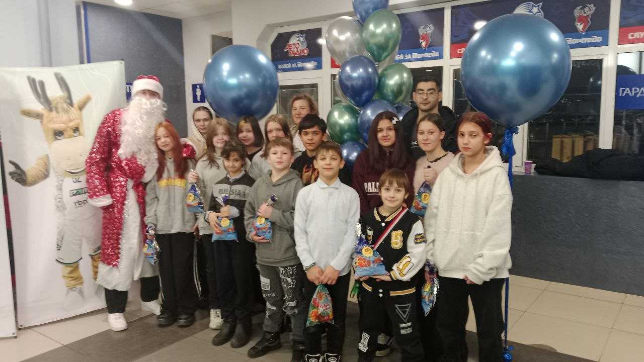 Ребята были приглашены на баскетбольный матч