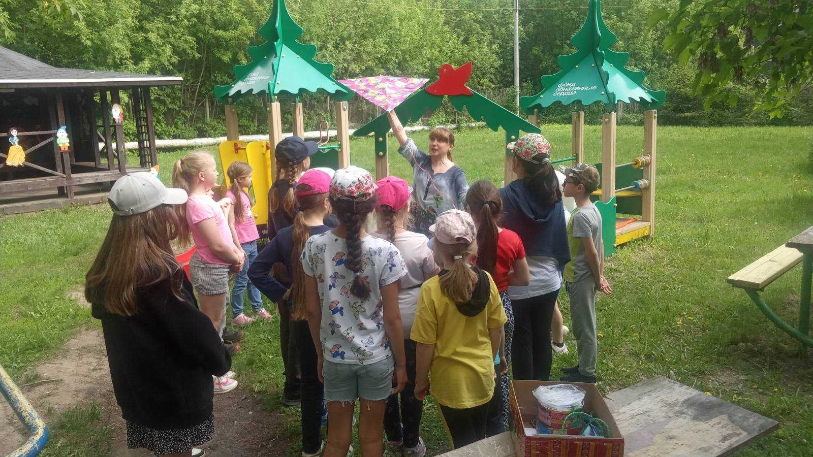 День запуска бумажного змея и бумажных самолетиков