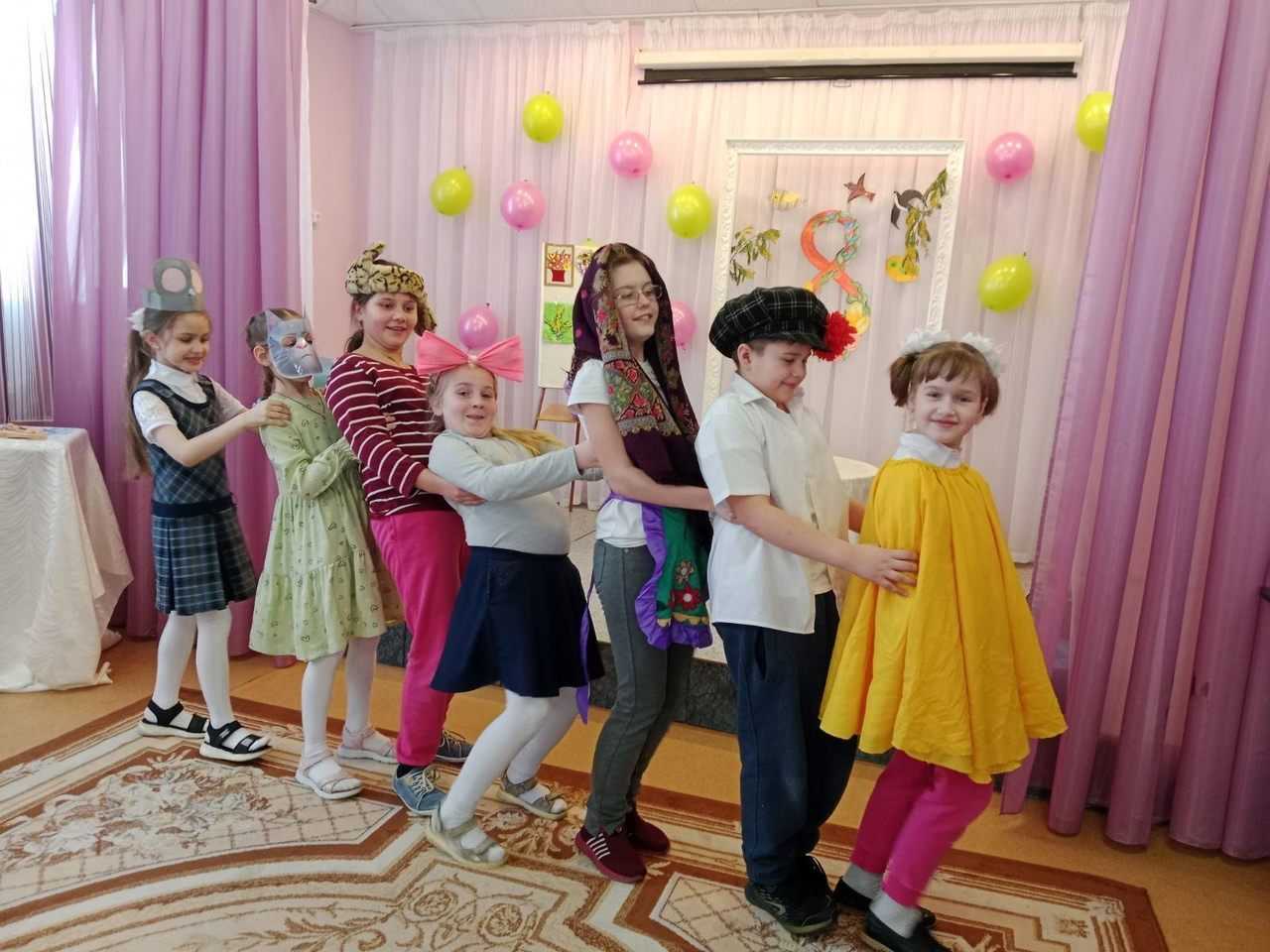 Очень весело и активно мальчики и воспитатели группы «Светлячок» поздравили девочек с праздником 8 Марта