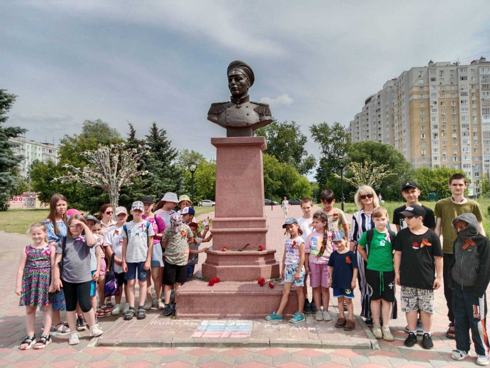 Ребята возложили цветы к бюсту П.С.Нахимова