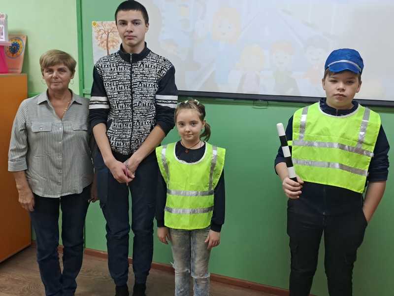ИЗУЧАЕМ ПДД