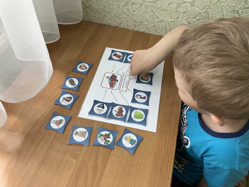 В КАБИНЕТЕ ЛОГОПЕДА