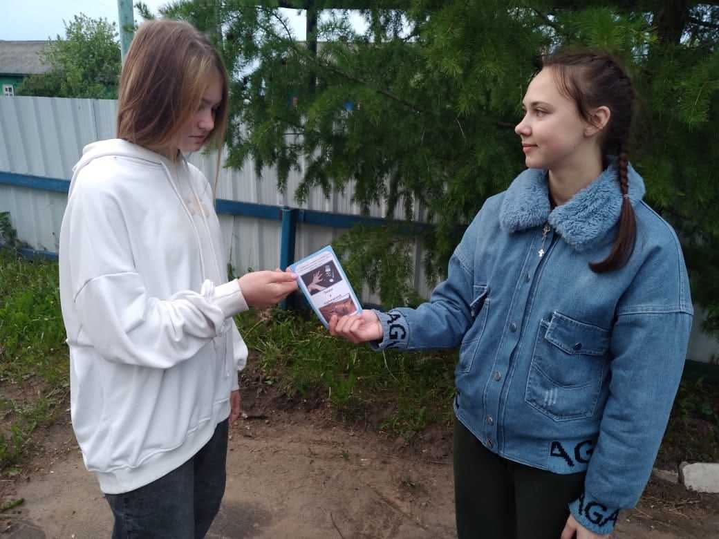 В рамках антинаркотического месячника проведена раздача информационно - профилактических памяток и буклетов.