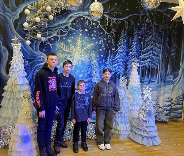 Новогодняя сказка в кукольном театре  «Путешествие по следам ёлочных игрушек!»