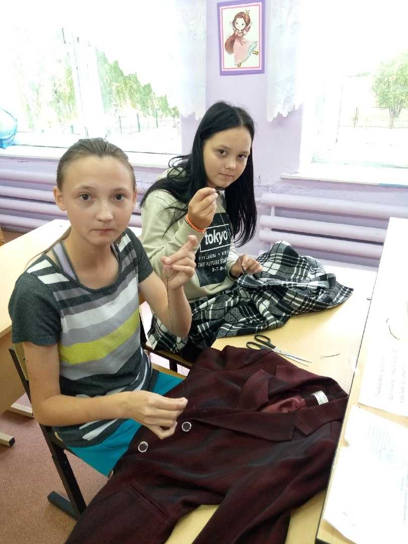 Девочки учатся пришивать пуговицы