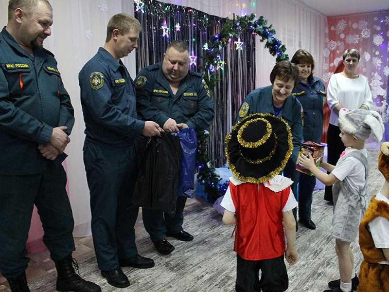 Сотрудники ПЧ - 127 р.п. Тонкино поздравляют воспитанников СРЦН