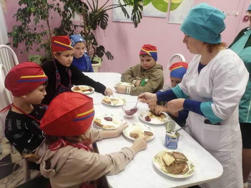 Наступила календарная зима, за окном уже лежит снег, в морозный день очень хочется тепла. И нам с ребятами захотелось поднять себе настроение и испечь блинчиков: горячих, румяных, вкусных. А почему бы и нет?!