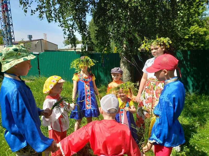 Берёзку наряжаем — Троицу встречаем!