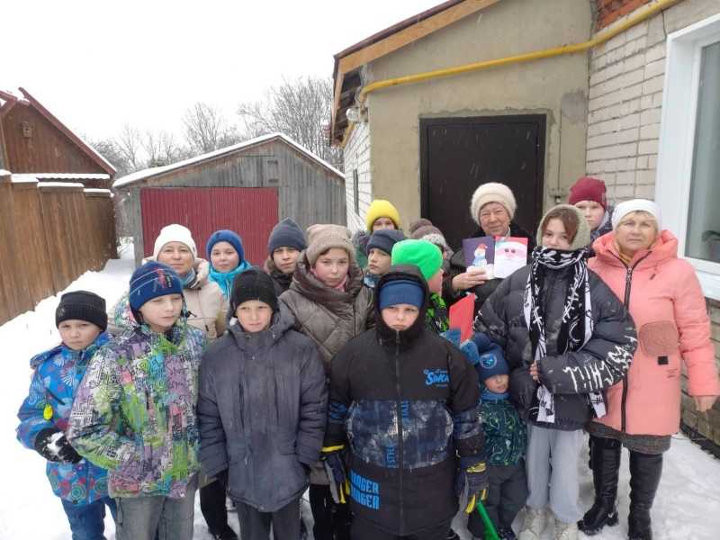 Скоро, скоро вернутся сыночки! Пусть от гордости сердце поет! С новым Годом солдатские мамы! Пусть лишь радость на сердце живет!