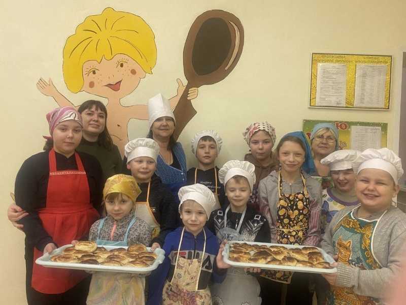 Муку в тесто замесили, А из теста мы слепили: Плюшки и вкусные ватрушки!