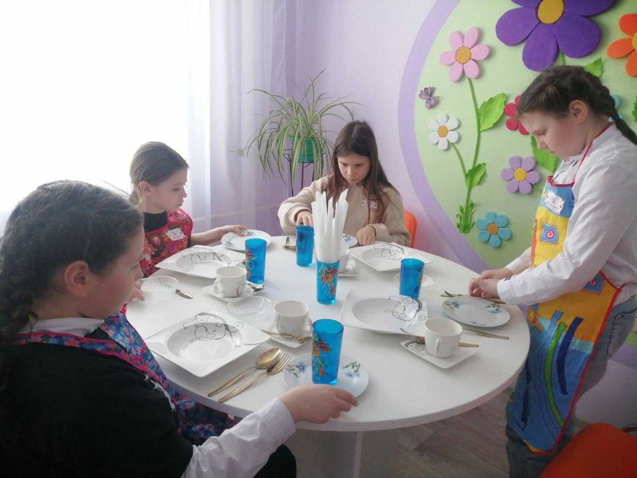 Юная хозяюшка