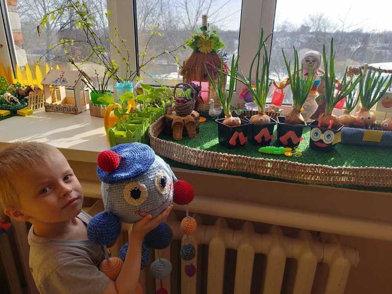 С голубого ручейка начинается река.