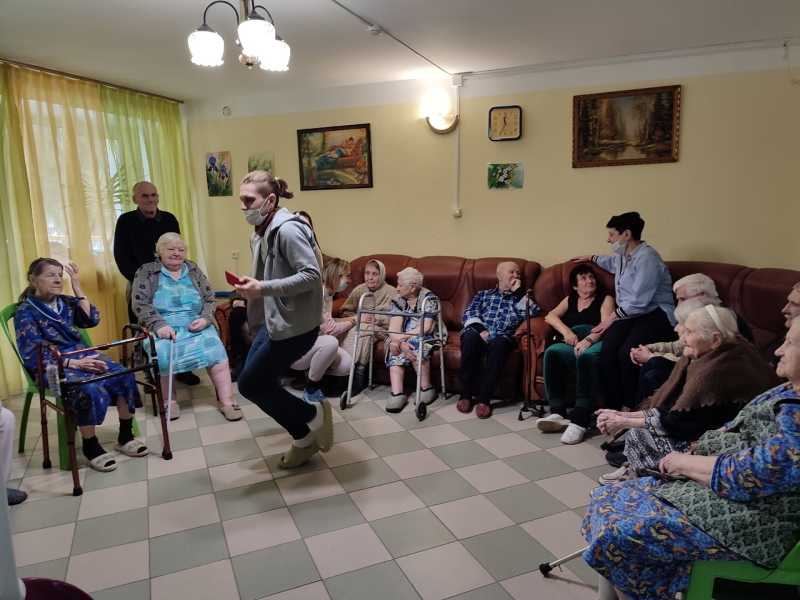 Сегодня в нашем дом-интернате для проживающих провели концерт артисты из театральной студии 