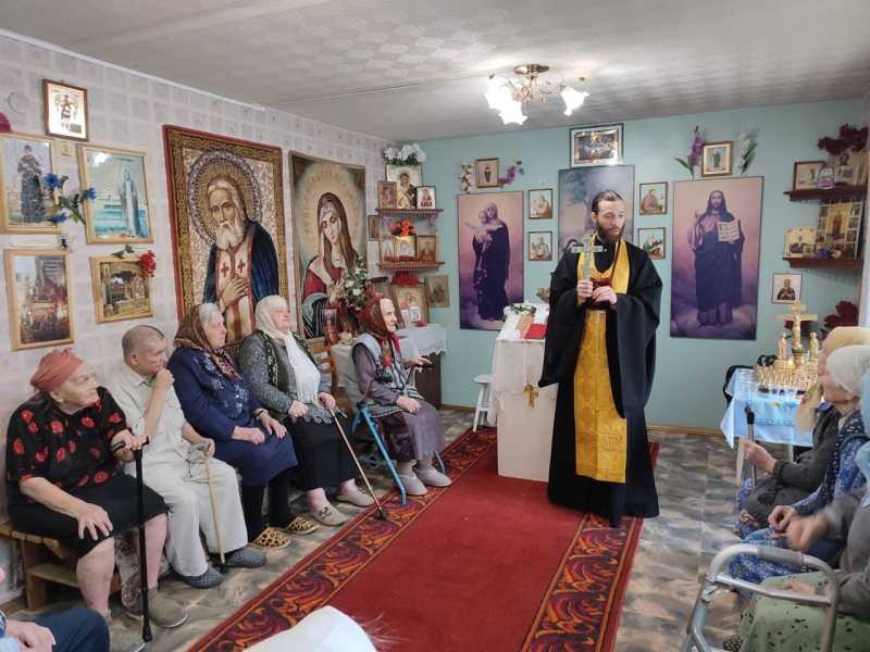 Отец Павел провел в нашем ГБУ молебен, свершил все необходимые таинства, посетил комнаты православных мало мобильных проживающих, ответил на все накопившиеся вопросы.