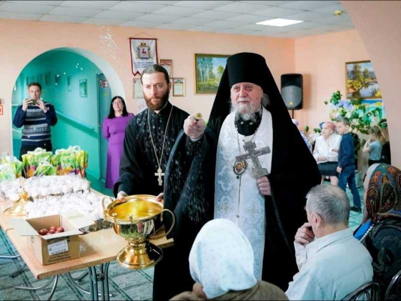 Наш дом-интернат встречал дорогих и долгожданных гостей - к нам с праздничным визитом приехали викарий Нижегородской епархии епископ Балахнинский Илия и настоятель Храма в честь святого преподобного Сергия Радонежского, иерей Отец Павел с воспитанниками и