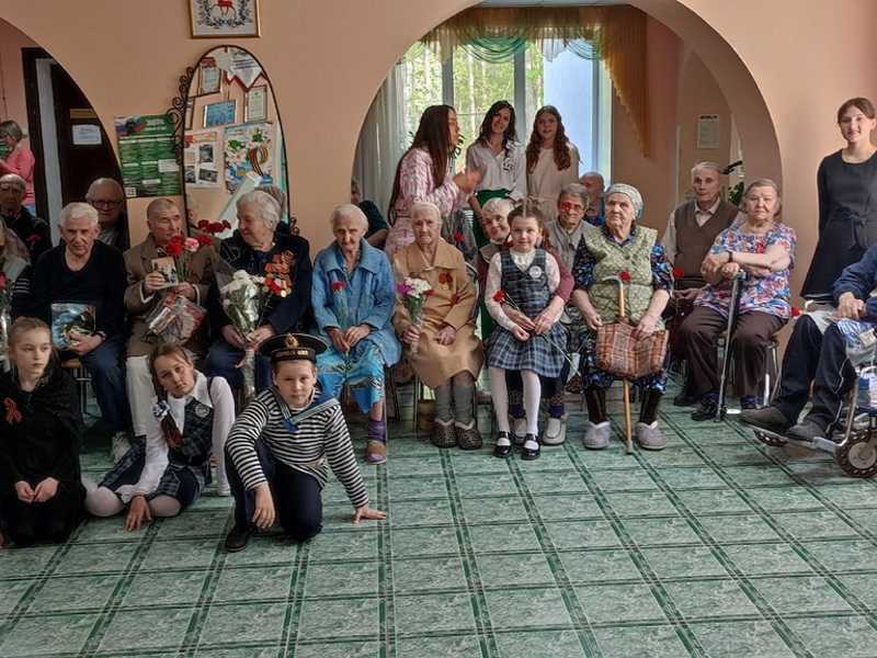 Поздравить ветеранов в Днём Победы приехали: Детский театр « Оскар» , режиссёр театра Ладилова Анна Вячеславовна с учениками 2 «В» класса школы 78 г. Нижнего Новгорода