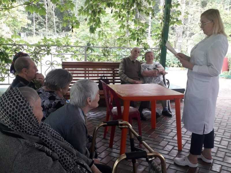 Сегодня в нашем доме - интернате, на свежем воздухе, прошёл групповой сеанс Библиотерапии - чтение вслух, который провела психолог Рубцова Надежда Владимировна