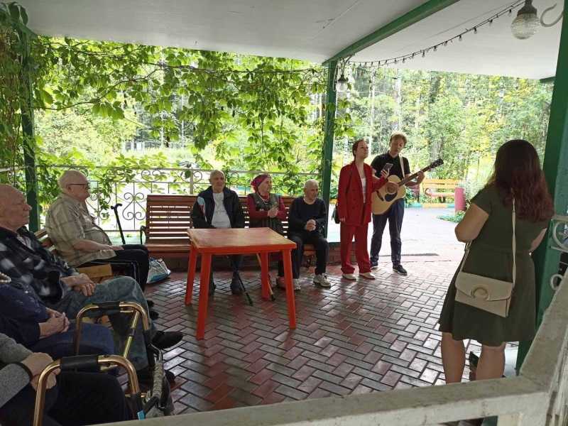 Встречаем наших весёлых и добрых друзей из театральной студии 