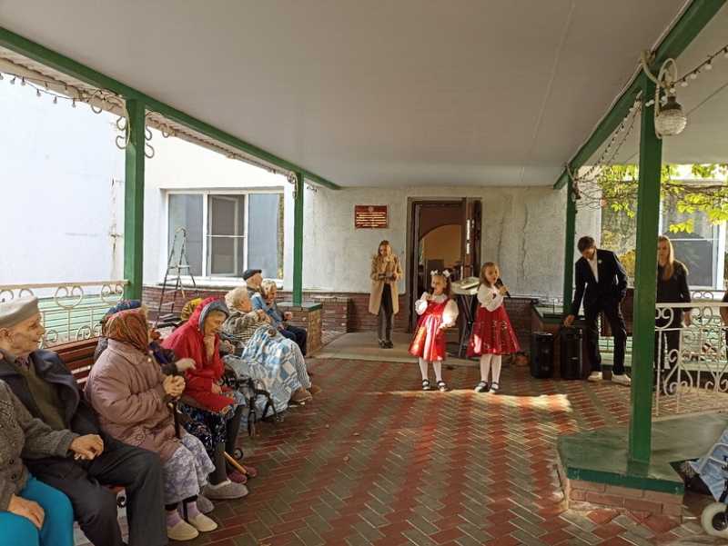  Ребята из МБОУ школа №182 Ленинского района самые первые приехали поздравить ветеранов.