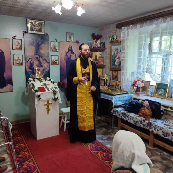 В преддверии православного праздника Успения Пресвятой Богородицы верующие собрались в молельной комнате, нашего дома - интерната, где отец Павел Молоштан совершил обряд Исповеди и Причастия