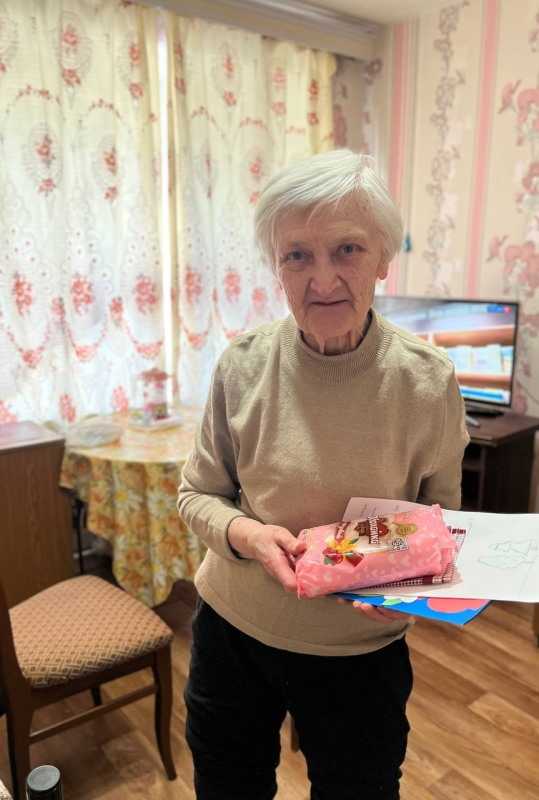 Накануне Международного дня пожилого человека ветераны получили приятные сюрпризы от педагогического состава, учащихся и родителей МБОУ 