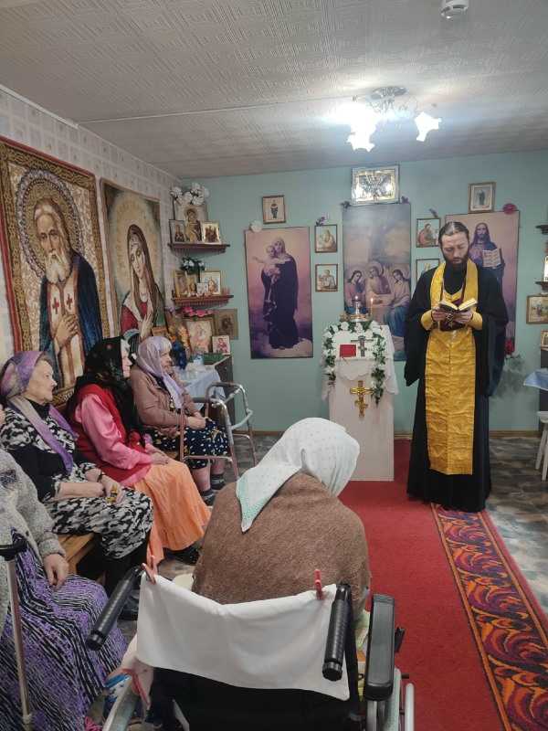 С праздником Покрова Пресвятой Богородицы приехал поздравить наших православно верующих настоятель храма Сергия Радонежского Отец Павел.