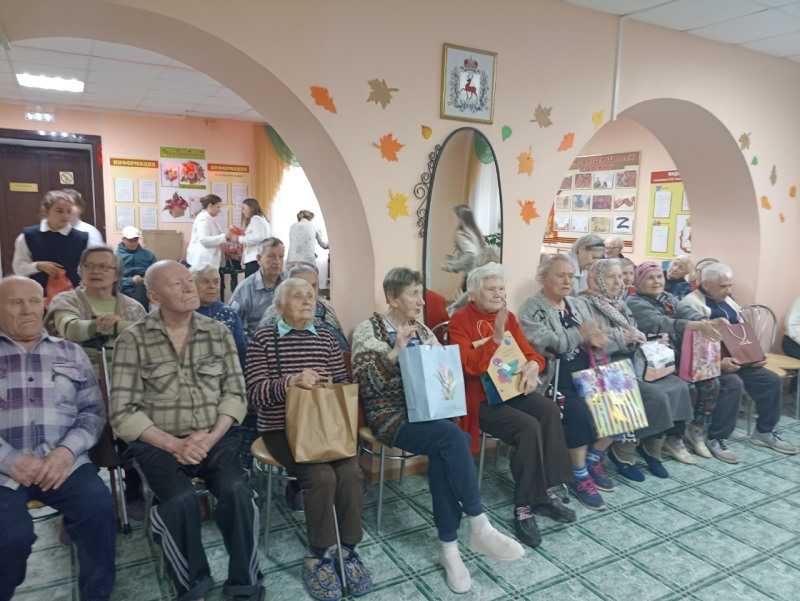 В продолжение праздничных мероприятий, посвящённых Международному Дню пожилого человека, мы сердечно приветствуем учеников и педагогов школы №182 с ярким праздничным концертом и персональными подарками каждому гостю.