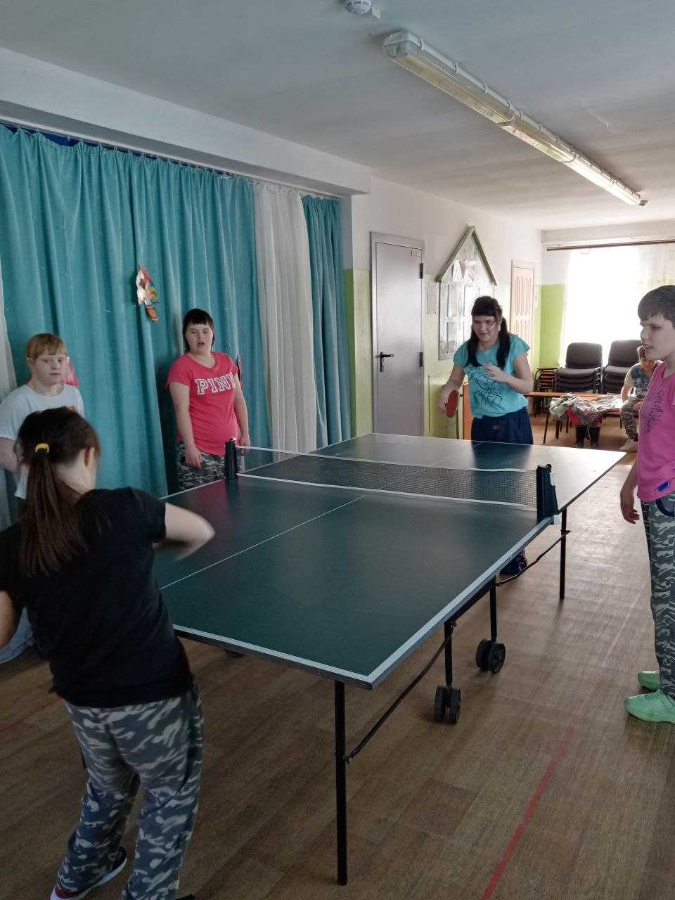 Игра в теннис.