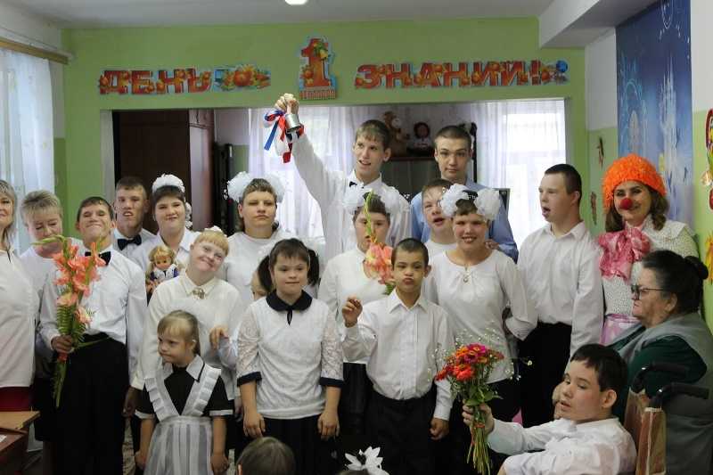 КНО́ПОЧКА В ГОСТЯХ У РЕБЯТ