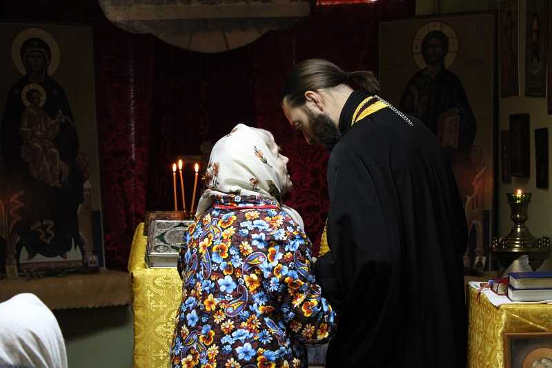 В доме-интернате иерей Павел Малоштан совершил Таинства Исповеди и Причастия для проживающих.