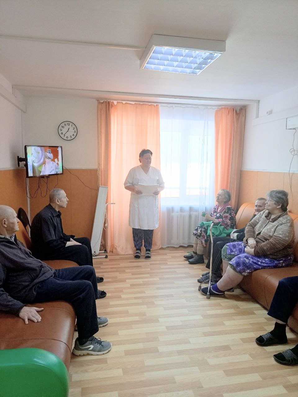 С проживающими проведена беседа на тему: «Грипп и его симптомы, вакцинация от гриппа».  